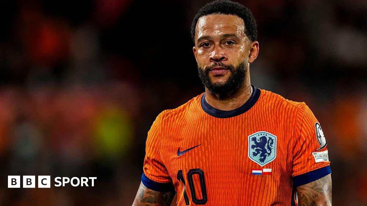 Memphis Depay late for Netherlands duty because of stolen passport
